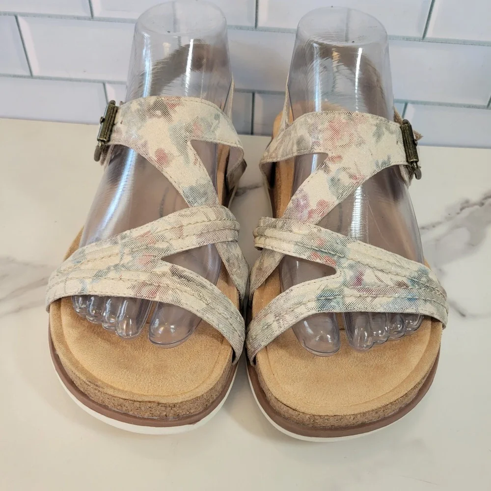Clarks Womens Size 8 WIDE Brynn Ave Sand Interest Beige Tan Ankle Strap Sandals